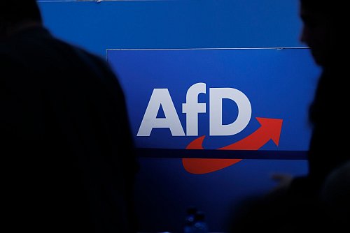 Das Bundesamt für Verfassungsschutz stuft die AfD als gesichert rechtsextremistisch ein. (Symbolbild) - © Carsten Koall/dpa