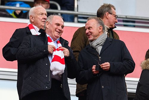 Das Wort von Uli Hoeneß (l) und Karl-Heinz Rummenigge (r) hat im Aufsichtsrat großes Gewicht. - © Matthias Balk/dpa