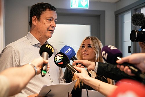 Verteidiger John Christian Elden äußert sich vor Journalisten. - © Stian Lysberg Solum/NTB/dpa