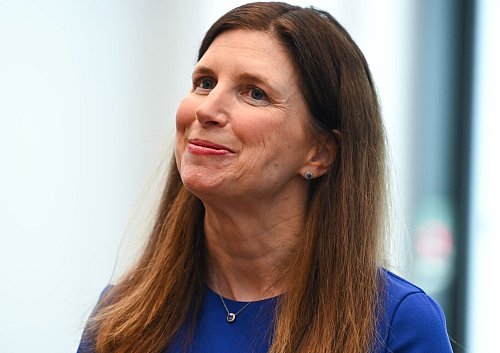 Wehrt sich seit Monaten gegen Begehrlichkeiten der Unicredit: Commerzbank-Chefin Bettina Orlopp. (Archivbild) - © Arne Dedert/dpa