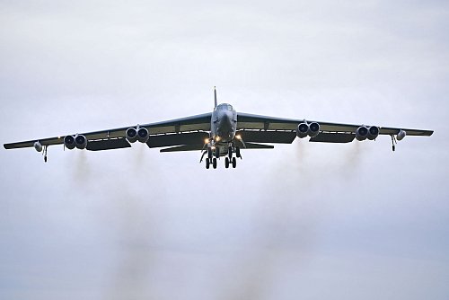Die USA haben Langstreckenbomber in den Nahen Osten verlegt. (Archivbild) - © Ben Birchall/PA Wire/dpa