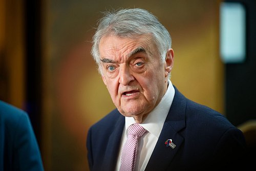 Innenminister Reul will nun den Austausch mit Gehörlosen-Verbänden suchen. - © Henning Kaiser/dpa