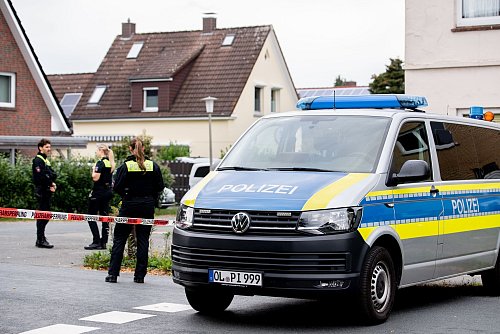 Polizisten sperren den Tatort mit Absperrband und Polizeiautos ab. - © Hauke-Christian Dittrich/dpa
