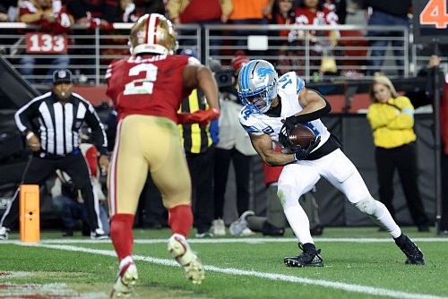 Amon-Ra St. Brown fing in San Francisco seinen zwölften Touchdown-Pass der Saison. - © Jed Jacobsohn/AP/dpa