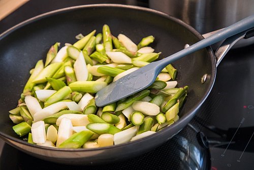 Grüner Spargel enthält etwas mehr Vitamin C und Folsäure als die weiße Variante. - © Christin Klose/dpa-tmn