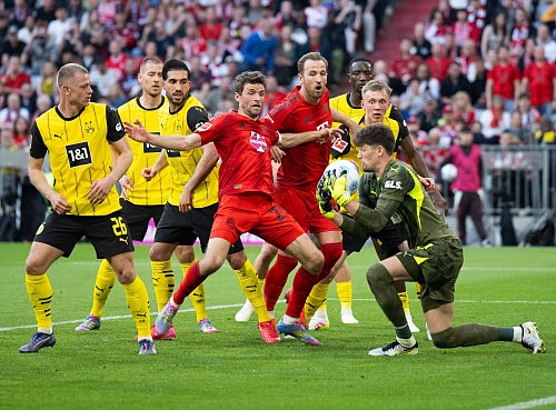 BVB-Torwart Gregor Kobel (r) packt vor Thomas Müller (m) zu. - © Sven Hoppe/dpa