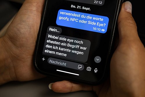 Nachfragen statt nachahmen: Eltern sollten bei unklaren Begriffen ihr Kind ruhig fragen, um die Bedeutung zu erfahren, ohne selbst den Jugendslang zu verwenden. - © Sebastian Gollnow/dpa/dpa-tmn