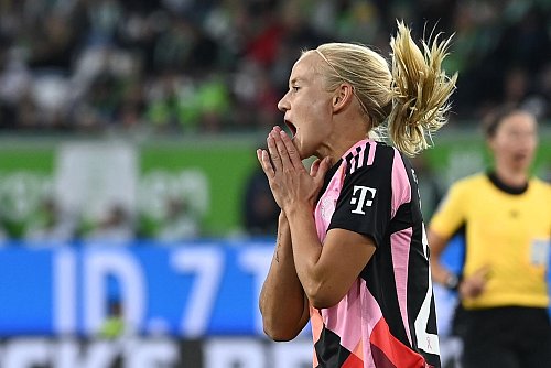 Pernille Harder vergibt für die Münchnerinnen in der Schlussphase die beste Chance auf ein Tor. - © Swen Pförtner/dpa