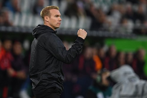 Wolfsburgs Trainer Stroot wagt gegen Bayern eine neue Taktik - mit Erfolg. - © Swen Pförtner/dpa