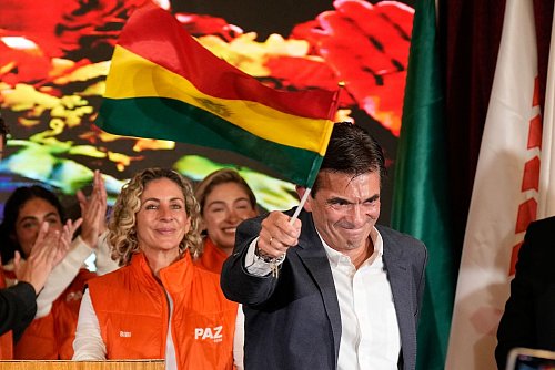 «Es lebe das Vaterland, verdammt noch mal!», rief Paz der Menge zu. - © Natacha Pisarenko/AP/dpa