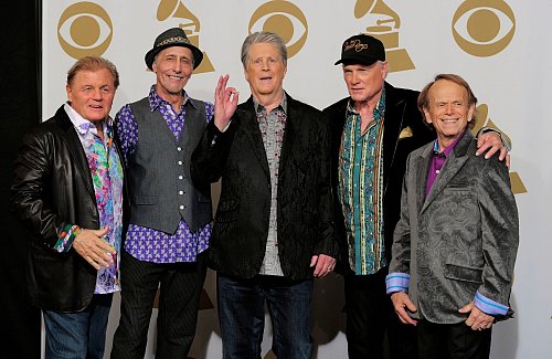 Nicht immer ging es bei den Beach Boys harmonisch zu. Brian Wilson (M) und sein Cousin Mike Love (2. v. r.) begegneten sich auch vor Gericht. (Archivfoto) - © Mark J. Terrill/AP/dpa