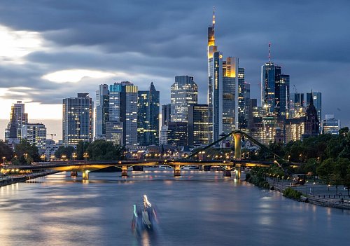 Der Commerzbank-Turm ist mit 259 Metern der höchste Wolkenkratzer in Frankfurt (Archivbild) - © Boris Roessler/dpa