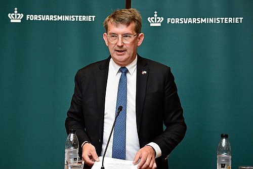 Dänemarks Verteidigungsminister Troels Lund Poulsen äußerte sich auf einer Pressekonferenz mit Justizminister Peter Hummelgaard. (Archivbild) - © Tobias Schwarz/AFP POOL/dpa