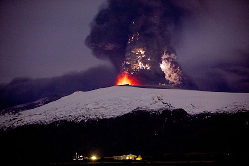 Feuer und Eis wie 2010 am Eyjafjallajökull gehen auf Island manchmal Hand in Hand. (Archivbild) - © picture alliance / dpa