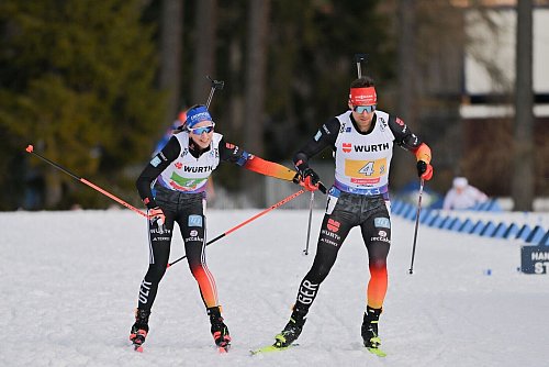 Franziska Preuss (l) übergibt als Vierte auf Philipp Nawrath. - © Martin Schutt/dpa