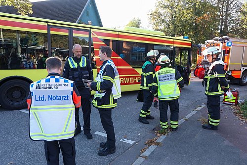 Die Kinder wurden mit dem Großraumrettungswagen zurück zur Schule gefahren. - © Bodo Marks/dpa