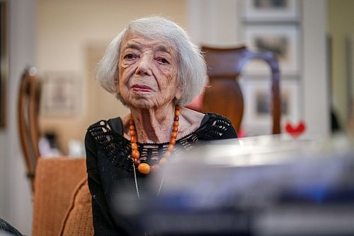 Margot Friedländer wanderte nach der Befreiung in die USA aus, kam aber mit 88 Jahren in ihre Heimat Berlin zurück. - © Kay Nietfeld/dpa