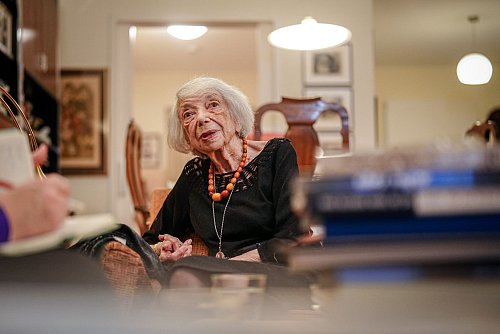 Sie sei nicht politisch, sagt Margot Friedländer, doch beobachtet sie die Lage in Deutschland ganz genau. - © Kay Nietfeld/dpa