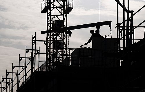 Das Baugewerbe dürfte laut der Ifo-Prognose dieses Jahr um 3,1 Prozent schrumpfen. (Archivbild) - © Monika Skolimowska/dpa