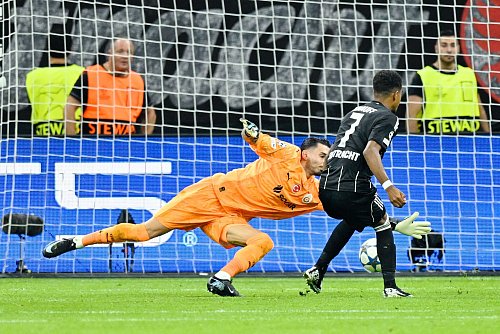 Setzte den Schlusspunkt beim Sieg gegen Galatasaray Istanbul: Ansgar Knauff. - © Uwe Anspach/dpa