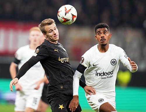 Frankfurts Ansgar Knauff (r) vergab gegen Slavia Prag in der ersten Hälfte eine gute Chance. - © Thomas Frey/dpa