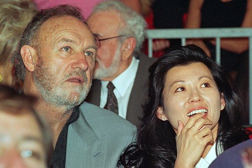 Hackman war in zweiter Ehe mit Betsy Arakawa verheiratet. Auch ihre Leiche wurde am Mittwoch gefunden. (Archivfoto) - © Uncredited/AP/dpa