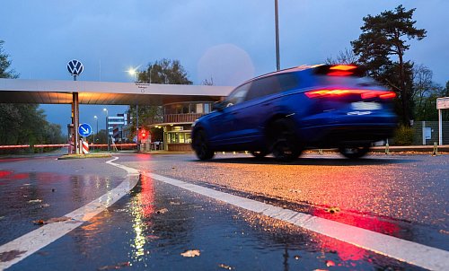 Produktionsstopps wegen fehlender Halbleiter konnte VW bisher vermeiden. - © Julian Stratenschulte/dpa