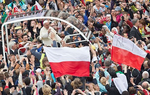 Anlässlich der Heiligsprechung seines polnischen Vorgängers Johannes Paul II. trifft Papst Franziskus auf dem Petersplatz auf dessen Landsleute. (Archivbild) - © picture alliance / dpa