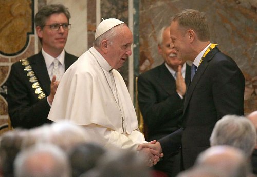 Dem Papst wird vom damaligen EU-Ratspräsidenten Donald Tusk im Vatikan der Internationale Karlspreis der Stadt Aachen verliehen. (Archivbild) - © picture alliance / dpa