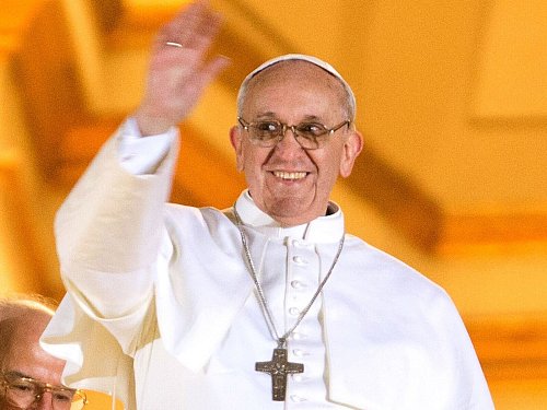 Kardinal Jorge Mario Bergoglio winkt bei seinem ersten öffentlichen Auftritt als neuer Papst Franziskus im Vatikan. Von Anfang an machte er sehr vieles anders. (Archivbild) - © Michael Kappeler/dpa