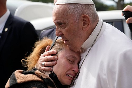 Papst Franziskus wollte nah an den Menschen sein. (Archivbild) - © Gregorio Borgia/AP/dpa