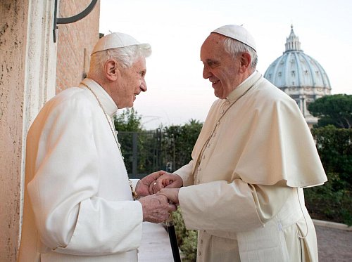 Papst Franziskus (r) folgte auf Papst Benedikt XVI, mit bürgerlichem Namen Joseph Ratzinger, nach dessen Rücktritt. (Archivbild) - © picture alliance / dpa