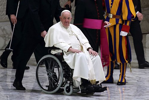 Papst Franziskus war seit einiger Zeit anzusehen, dass ihm die Gesundheit zunehmend zu schaffen macht. (Archivbild) - © Evandro Inetti/ZUMA Press Wire/dpa