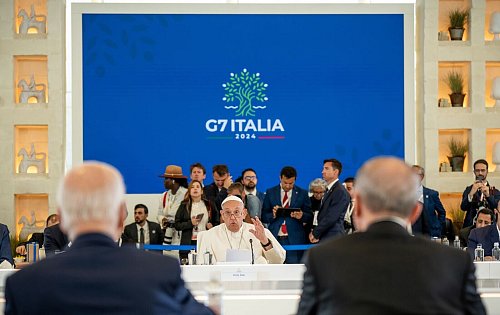 Franziskus war ein sehr politischer Papst. Als erster Pontifex der Geschichte nahm er an einem G7-Gipfel teil. (Archivbild) - © Michael Kappeler/dpa