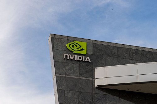 Der Boom bei Künstlicher Intelligenz machte Nvidia zum wertvollsten Unternehmen der Welt. (Archivbild) - © Andrej Sokolow/dpa