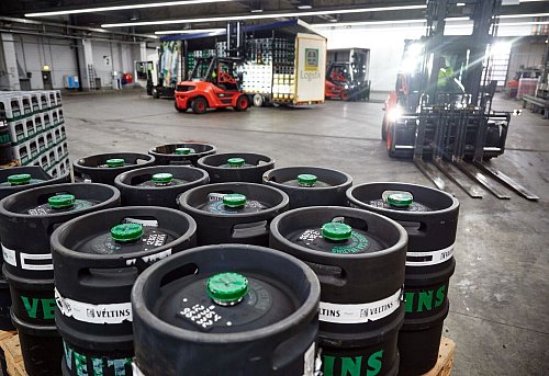 Bei Fassbier hat Veltins einen Absatzrückgang verzeichnet. (Archivbild) - © Bernd Thissen/dpa