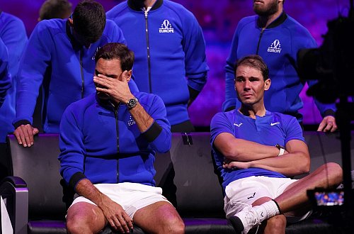 Beim Abschied von Federer vergossen die beiden Superstars Tränen. - © John Walton/Press Association/dpa