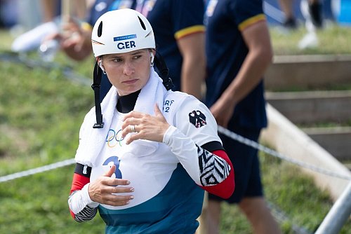 Elena Lilik aus Deutschland musste bei ihrem Weltcup-Comeback nach einer Operation ihrer jüngere Schwester Emily den Vortritt lassen. - © Sebastian Kahnert/dpa
