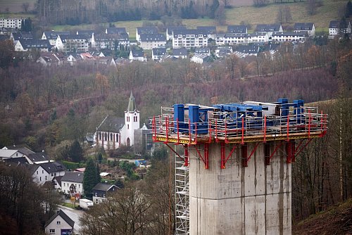 Seit drei Jahren schwer von Stau-Chaos gestörtem Lieferverkehr und Umsatzeinbußen getroffen: Lüdenscheid. - © Bernd Thissen/dpa