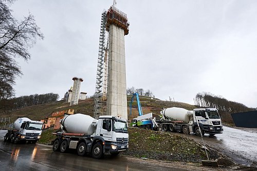 Betonnachschub für Brückenpfeiler: Die neue Talbrücke über die A45 gründet später auf vier Pfeilern je Fahrtrichtung. - © Bernd Thissen/dpa