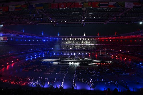 Die Abschiedszeremonie im Stade de France hat begonnen. - © Julian Stratenschulte/dpa