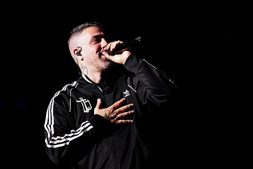 Seine Fans werde er immer im Herzen behalten, verspricht der Rapper, der mit bürgerlichem Namen Anis Mohamed Youssef Ferchichi heißt. (Archivbild) - © Eva Manhart/APA/dpa