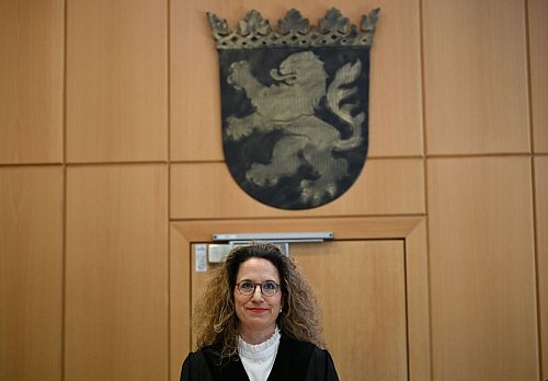 Die Vorsitzende Richterin Eva-Marie Distler schlägt die Einstellung des Verfahrens gegen Ex-DFB-Präsident Theo Zwanziger vor. - © Arne Dedert/dpa/POOL/dpa