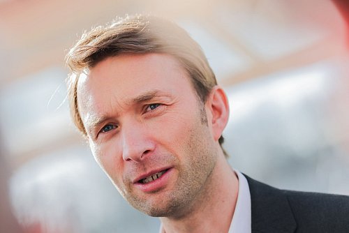Bayer-Sportchef Simon Rolfes. - © Rolf Vennenbernd/dpa