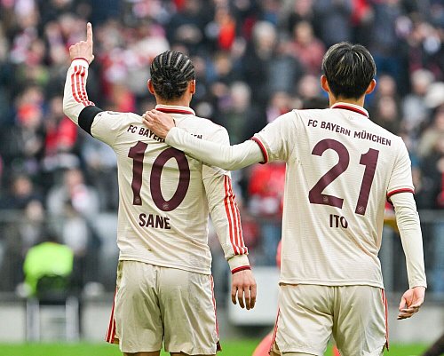 Hiroki Ito (r) musste verletzt vom Feld. - © Peter Kneffel/dpa