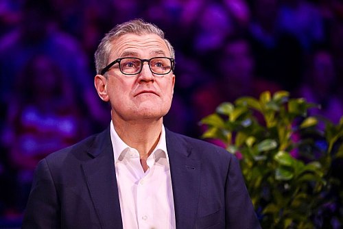Bayern-Boss Jan-Christian Dreesen fordert eine Aufklärung im Fall Davies. - © Harry Langer/dpa