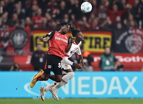 Jeremie Frimpong (l) machte ein starkes Spiel für Bayer Leverkusen. - © Rolf Vennenbernd/dpa