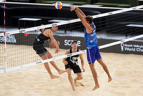 Sven Winter (l-r) und Lukas Pfretzschner in Aktion gegen Téo Rotar. - © Matt Turner/AAP/dpa