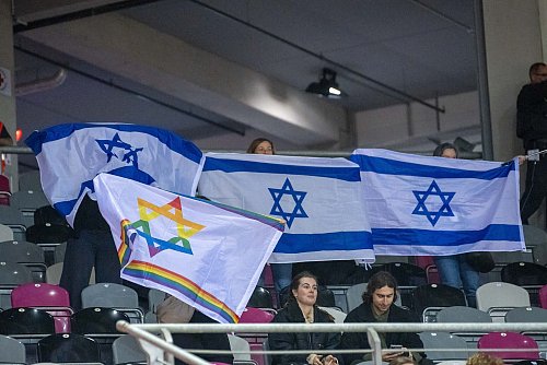 Fans aus Israel beim Champions-League-Spiel in Bonn. - © Thomas Haesler/dpa