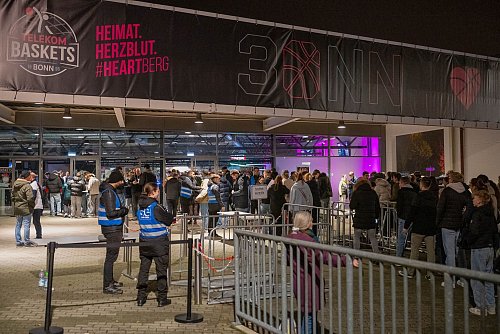 Sicherheitsvorkehrungen vor dem Basketball-Spiel von Bonn gegen Maccabi Ironi Ramat Gan. - © Thomas Haesler/dpa
